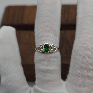 Size 7 925 Sterling Silver Simple Green Glass Celtic Ring